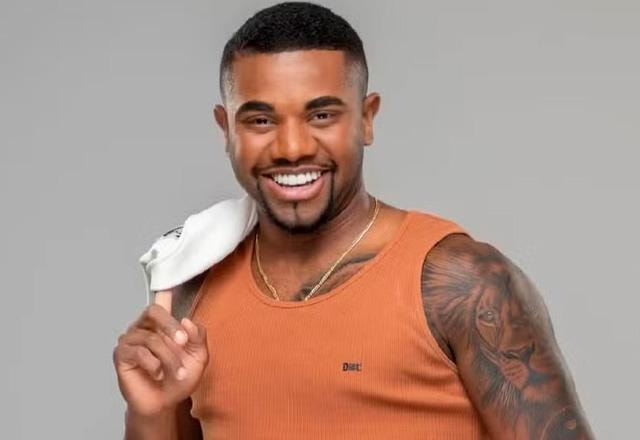 Davi Brito posa para foto.