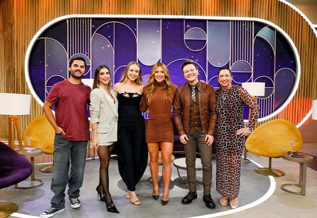 Lucas Guedez, Flávia Vianna, Tata Estaniecki, Virginia, Margareth Serrão e Michel Teló posam juntos para foto.