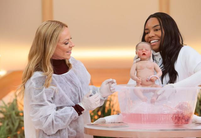 Christina Rocha realiza parto de bebê reborn