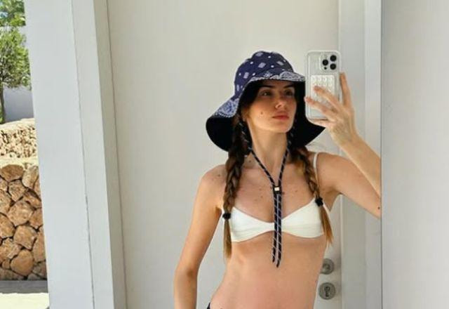 Camila Queiroz publica fotos de férias grávida