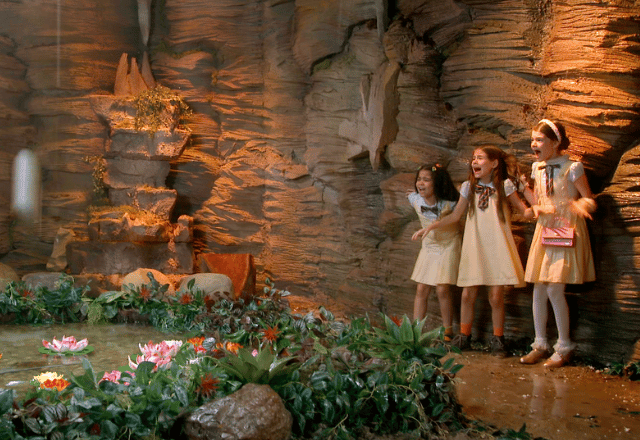 Meninas na caverna