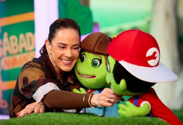 Silvia Abravanel abraçando a Flora e o Lilo