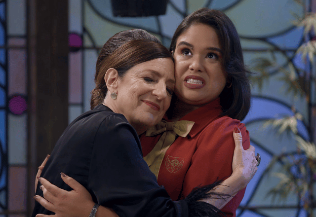 Norma abraçando Elisa