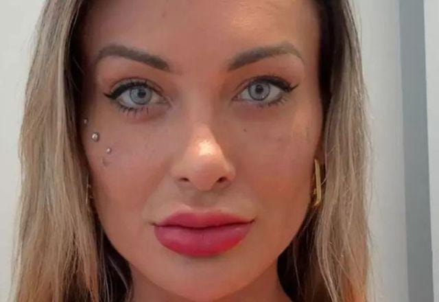 Andressa Urach com a língua bifurcada