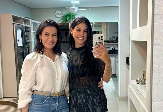Ana Castela e a mãe posam juntas para foto.