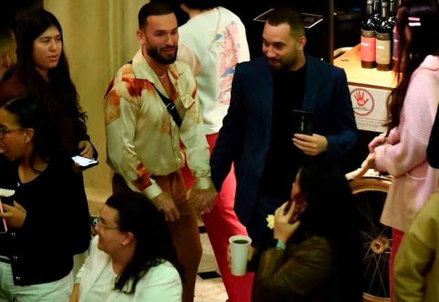 Gil do Vigor e Diego Hypólito de mãos dadas em Teatro de SP.
