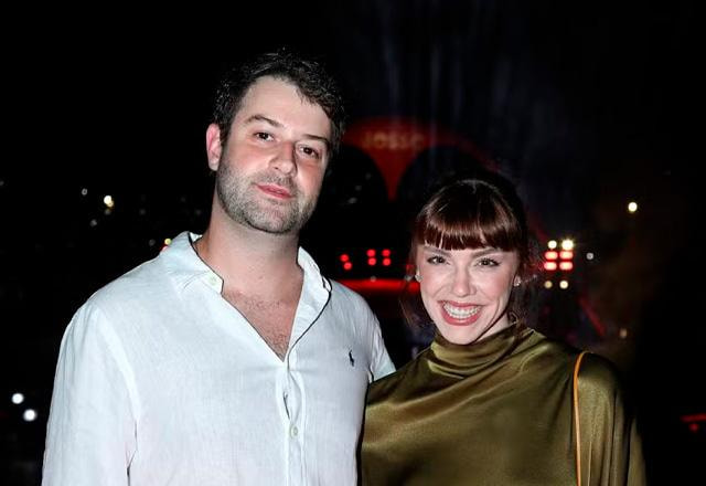 Alice Wegmann e o namorado posam juntos para foto.