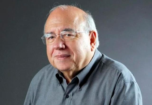 Luis Fernando Verissimo posa para foto.