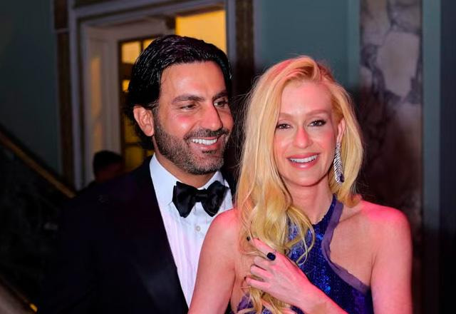 Marina Ruy Barbosa e Abdul Fares posam juntos para foto.