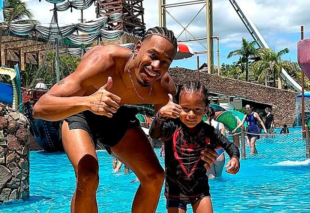 Paulo André e o filho posam juntos para foto.