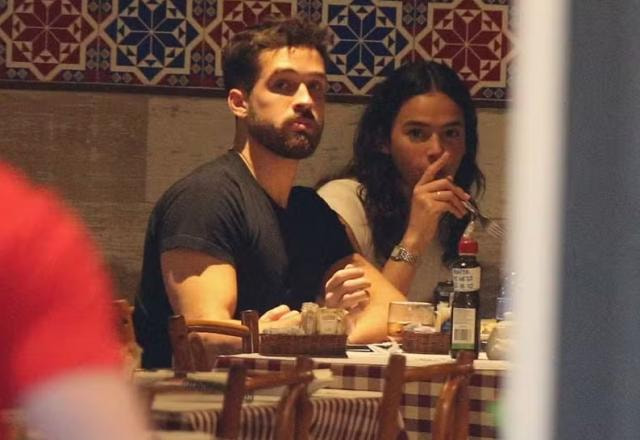 João Guilherme e Bruna Marqezine são flagrados juntos em restaurante
