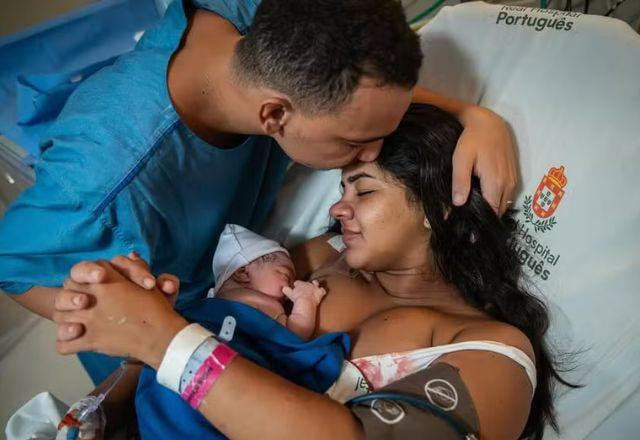 João Gomes com a esposa e o filho recém-nascido