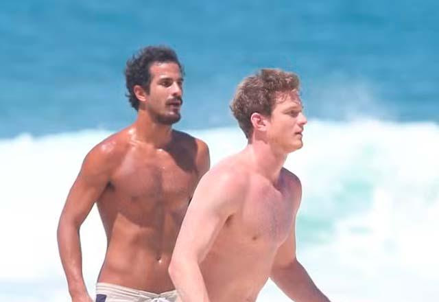 Pedro Novaes e Diogo Novaes juntos na praia.