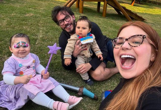Viih Tube tira selfie com o marido Eliezer e os filhos Ravi e Lua