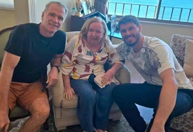Bernardinho, Maria Ângela Rezende e Bruninho posam juntos para foto.
