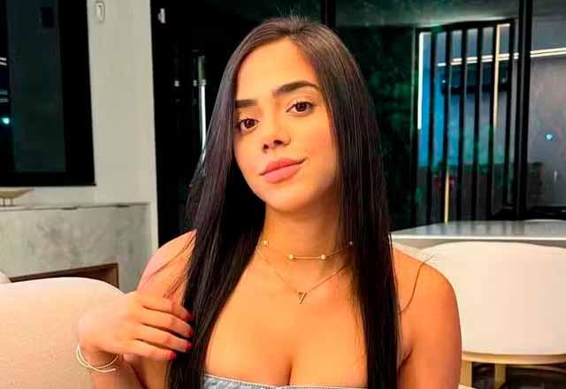 Mariely Santos posa para foto.