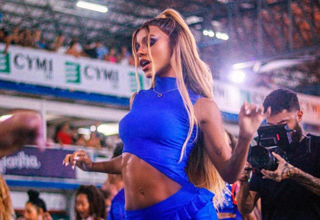 Brunna Gonçalves sambando na quadra da Beija-Flor