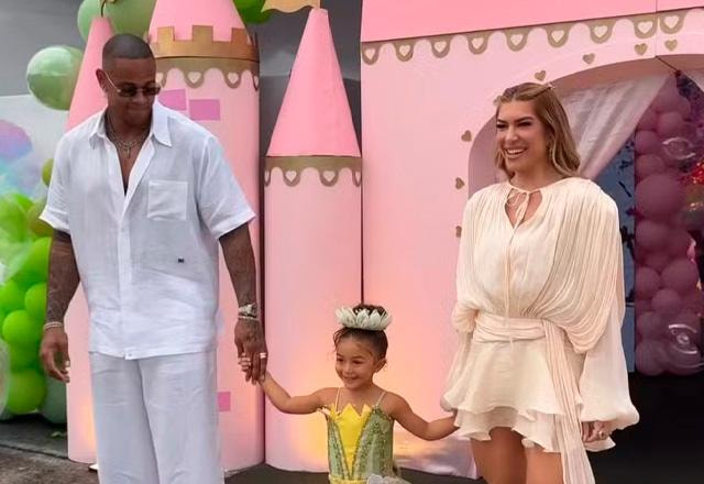 Leo Santana, Liz e Lore Improta posam juntos para foto.