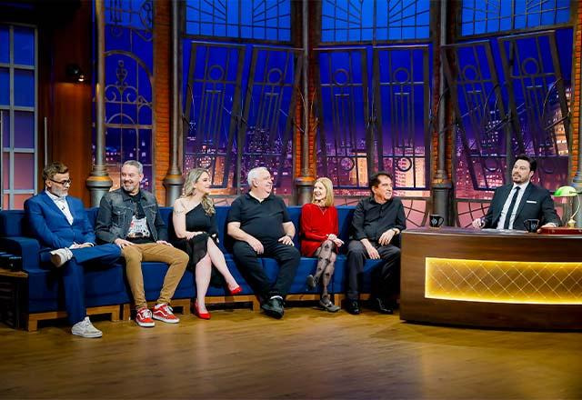 Danilo Gentili posa ao lado dos locutores de rádio no palco do The Noite
