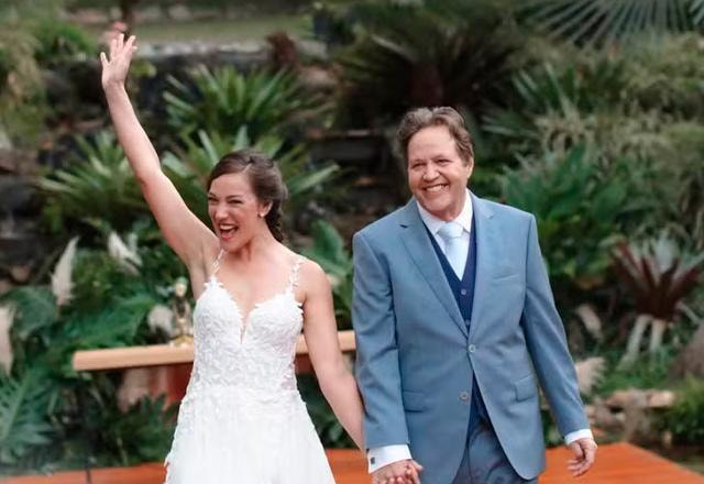 Adriana Birolli e diretor Ivan Zettel durante casamento.