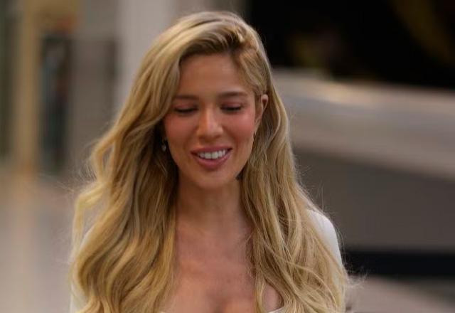 Karoline Lima andando em aeroporto.