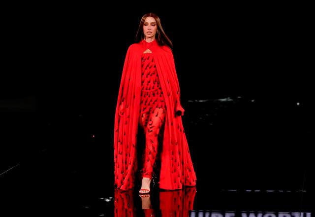 Anitta durante apresentação da Paris Fashion Week.