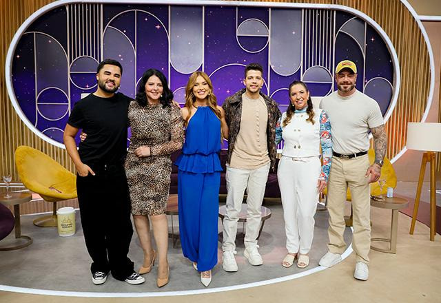 Lucas Guedez, Sônia Lima, Virginia, Nadson, O Ferinha, Margareth Serrão e Felipe Titto posam juntos para foto.