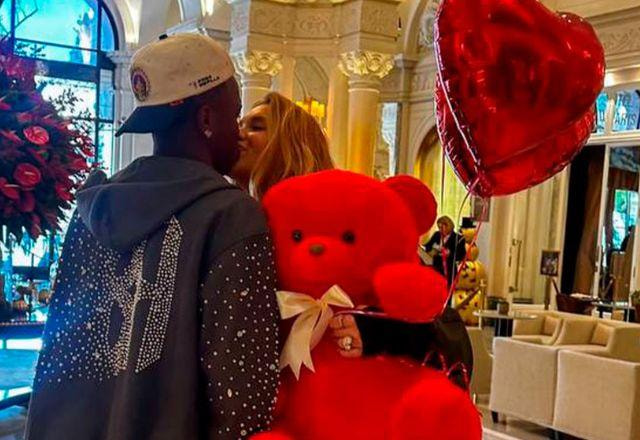 Virginia Fonseca e Vini Jr. se beijando