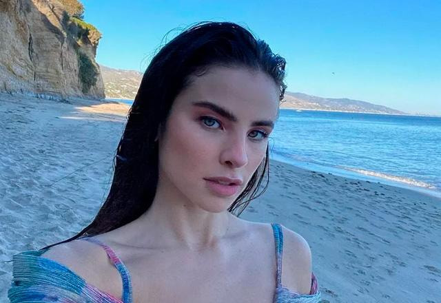 Giulia Be posa para foto.