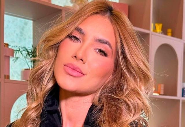 Virginia posa para foto.