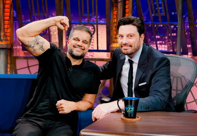 Rodrigo Pimentel e Danilo Gentili posam juntos para foto.