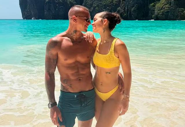 Luan Medeiros e Mel Maia posam juntos para foto.