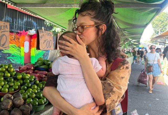 Manu Gavassi posa para foto com a filha no colo.