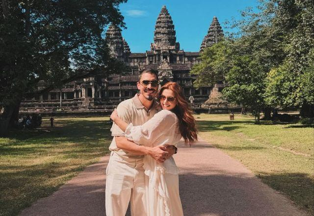 Giovanna Lancelotti e Gabriel David posam para foto.