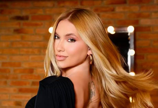 Virginia posa para foto.