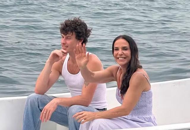 Ivete Sangalo e Shawn Mendes durante passeio de barco.