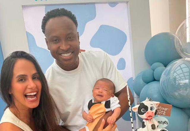 Carol Peixinho, Thiaguinho e o filho Bento posam para foto.