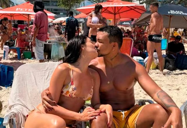 Xamã e Sophie Charlotte se beijando na praia.