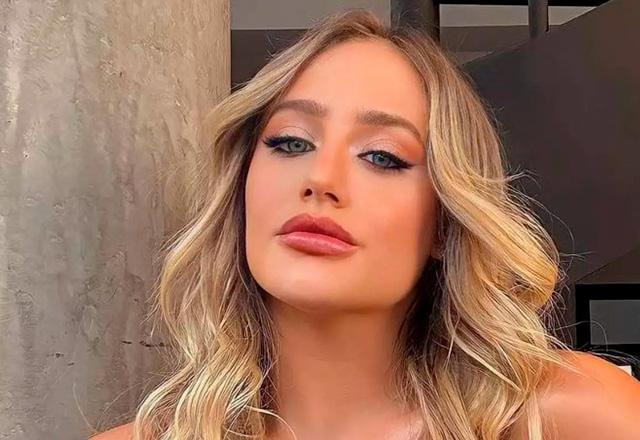 Bruna Griphao posa para foto.