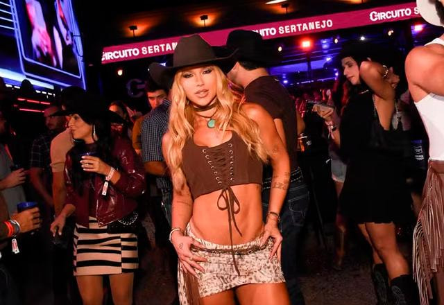 Virginia posa para foto.