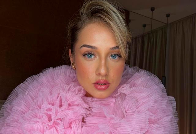 Malu Borges posa para foto.