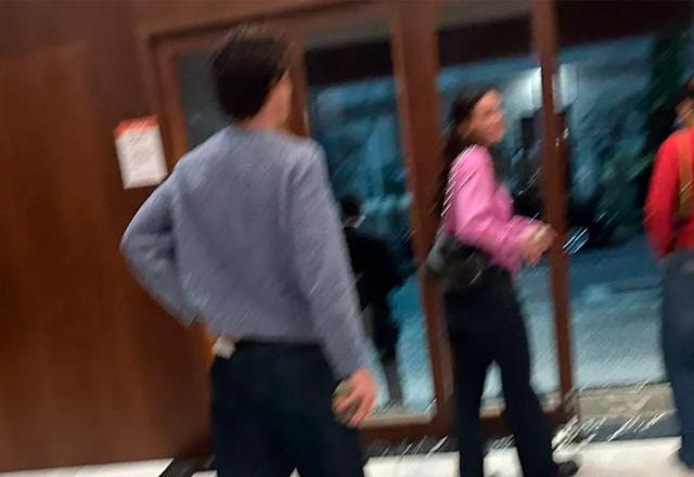 Bruna Marquezine e Shawn Mendes são flagrados em cinema no RJ.