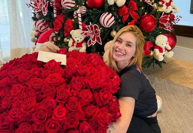 Virginia Fonseca com buquê de flores