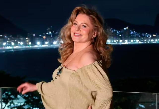 Vera Fischer posa para foto.