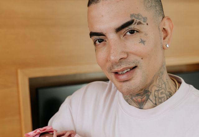 MC Guimê com a filha, Yarin, no colo