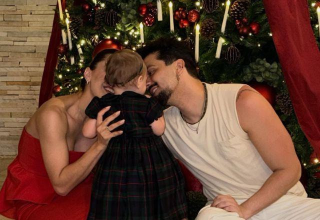 Luan Santana e Jade Magalhães com a filha, Serena