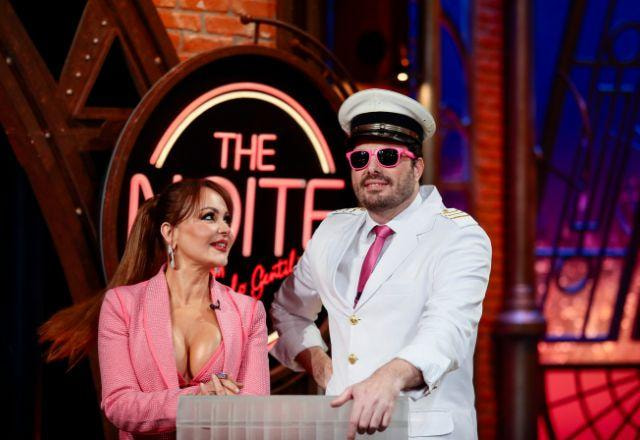 Danilo Gentili posa ao lado de Gaby Spanic no palco do The Noite