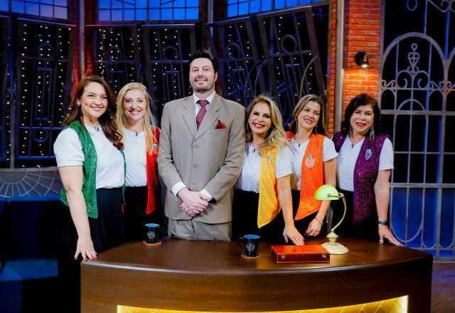 Danilo Gentili posa ao lado do elenco do Cocktail no The Noite