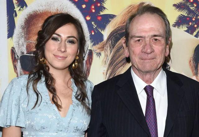 Victoria Jones ao lado do pai, Tommy Lee Jones
