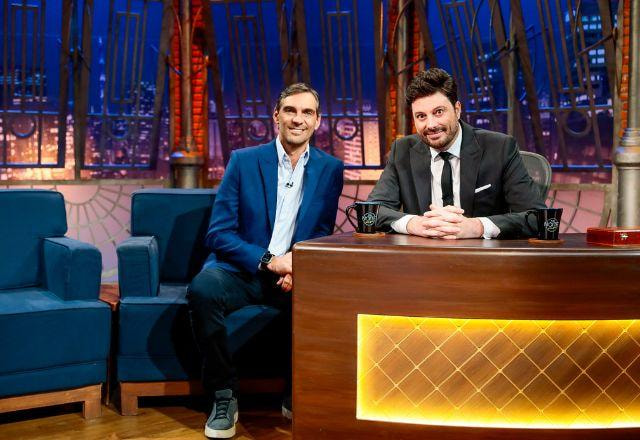 Danilo Gentili posa ao lado de Giba no palco do The Noite